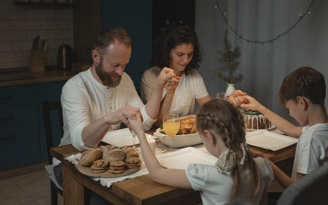 Leia mais sobre o artigo Confira 5 orações de proteção para fazer junto com a família