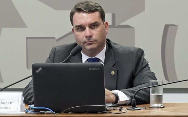 Leia mais sobre o artigo Flávio Bolsonaro: funcionários fantasmas receberam R$651 mil em vale-alimentação