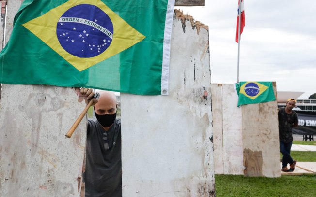 Leia mais sobre o artigo ONG protesta contra o fim do auxílio emergencial em frente ao Congresso