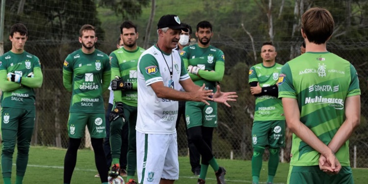 Leia mais sobre o artigo Técnico do América orienta time antes de treino para duelo com Paraná