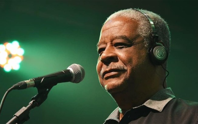 Leia mais sobre o artigo Morre Ubirany Félix, cantor do Fundo de Quintal, por Covid-19