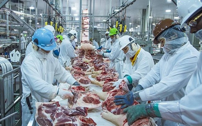 Leia mais sobre o artigo China suspende importação de alimentos congelados de 2 frigoríficos brasileiros