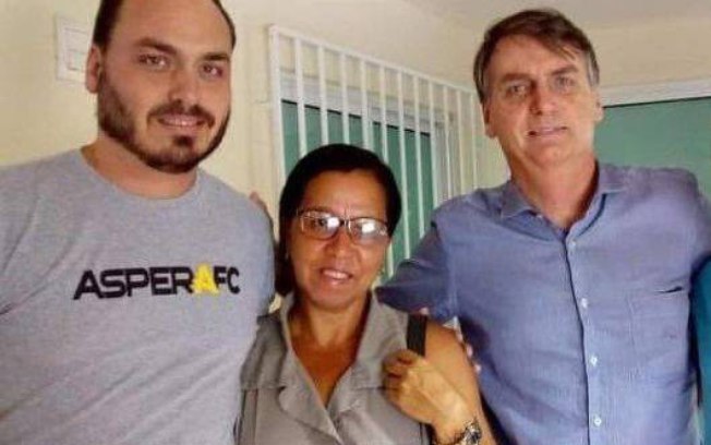 Leia mais sobre o artigo Fora da agenda, Bolsonaro visita ex-funcionária suspeita de ser fantasma