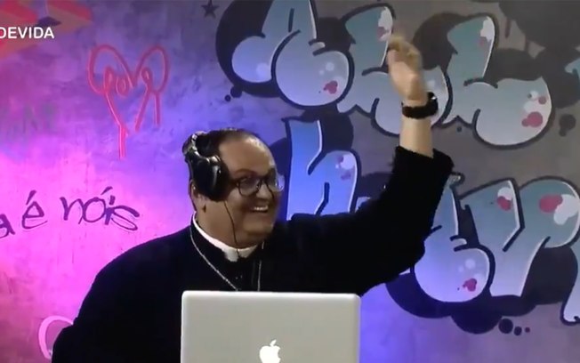 Leia mais sobre o artigo Padre DJ viraliza em live solidária da Rede Vida: “Vamos dançar?”