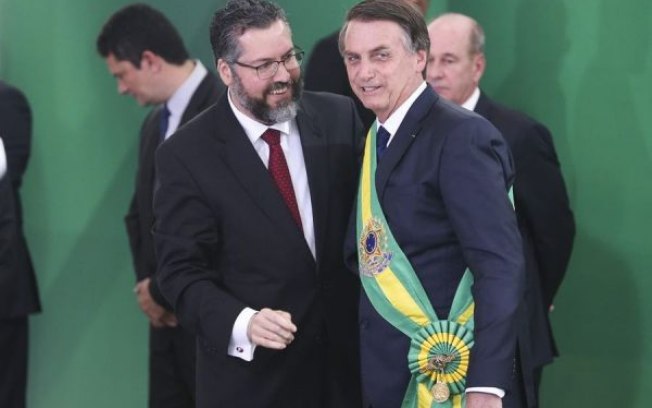 Leia mais sobre o artigo Bolsonaro garante que Ernesto Araújo não será demitido em reforma