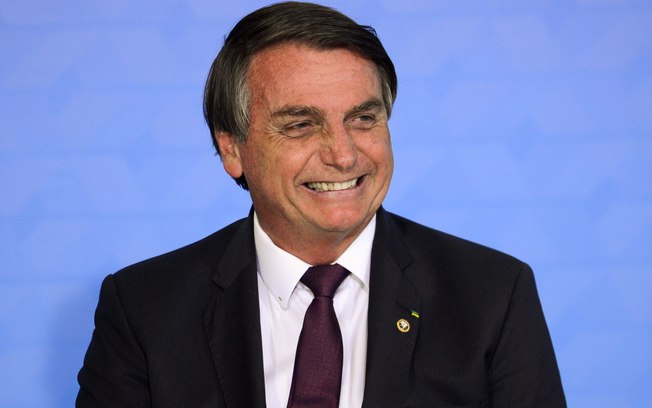 Leia mais sobre o artigo Bolsonaro diz que cheques depositados por Queiroz eram para ele, não Michelle