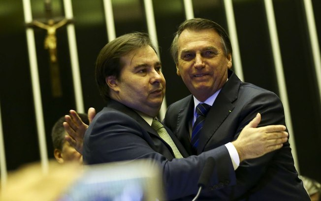 Leia mais sobre o artigo Bolsonaro culpa Maia por Bolsa Família não ter 13º; “mentiroso”, rebate Maia