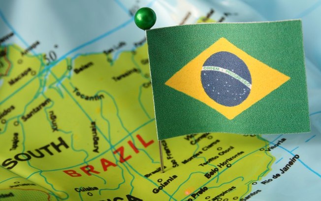 Leia mais sobre o artigo Apesar de nova variante do vírus, Brasil continua a receber voos do Reino Unido