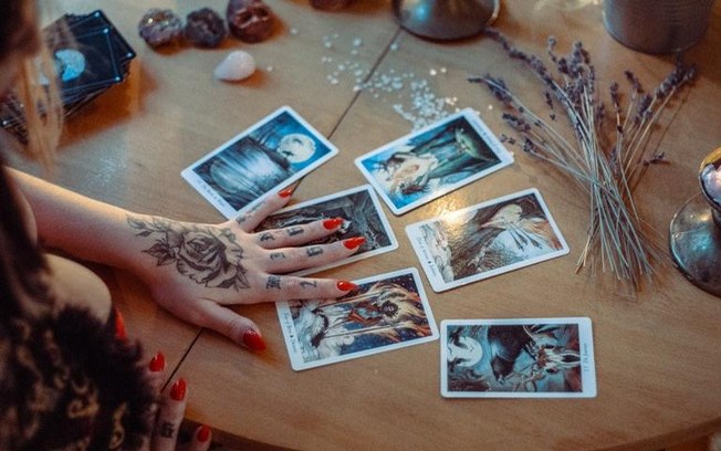 Leia mais sobre o artigo Você tem medo de tarot? Descubra o verdadeiro poder por trás das cartas