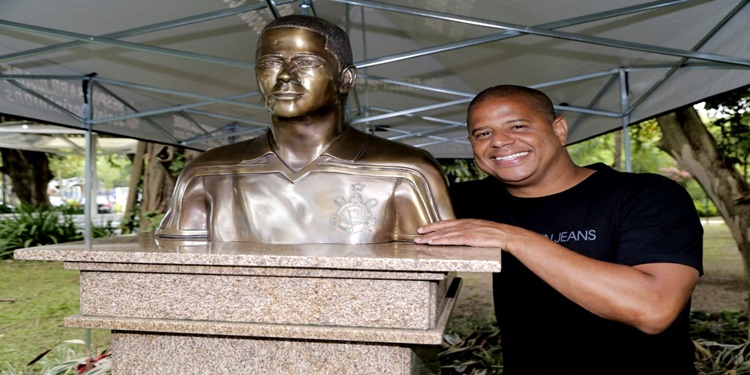 Leia mais sobre o artigo Marcelinho Carioca é homenageado pelo Corinthians com um busto