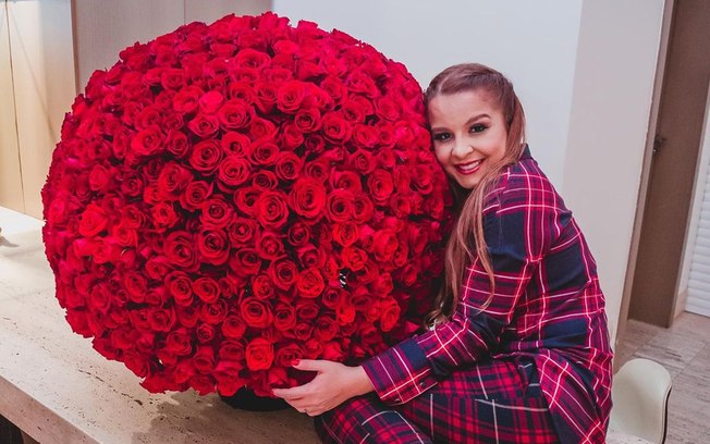 Leia mais sobre o artigo Maiara ganha de Fernando buquê com 732 rosas de presente de Natal