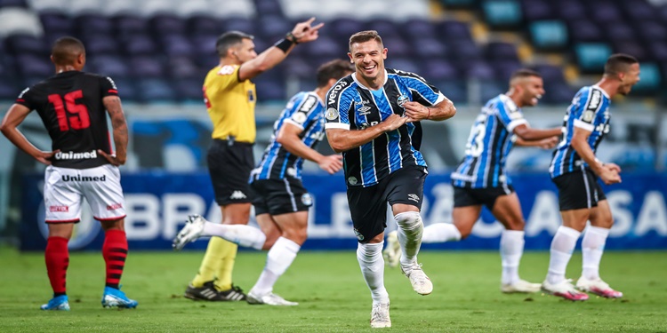 Leia mais sobre o artigo Grêmio vence o Atlético-GO por 2 a 1 e chega a 45 pontos