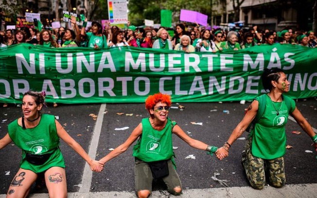 Leia mais sobre o artigo Pesquisadoras e políticas brasileiras comemoram aborto legal na Argentina