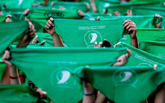 Leia mais sobre o artigo Aborto legal: conheça a história das bandeiras verdes usadas pelas argentinas