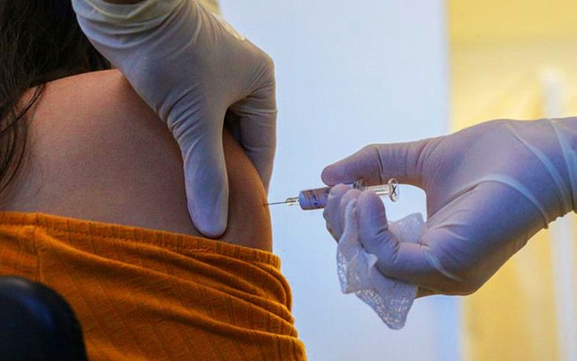 Leia mais sobre o artigo Vacina mais próxima? Fiocruz se prepara para fazer pedido de uso emergencial