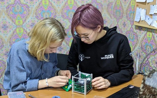 Leia mais sobre o artigo Grupo de mulheres do Quirguistão projeta 1º satélite da história do país