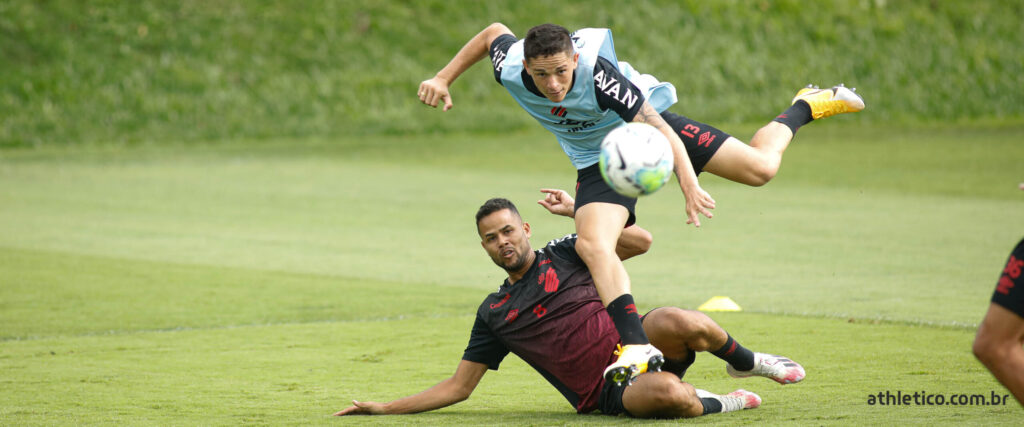 Leia mais sobre o artigo Athletico – PR volta aos treinos para duelo contra Botafogo