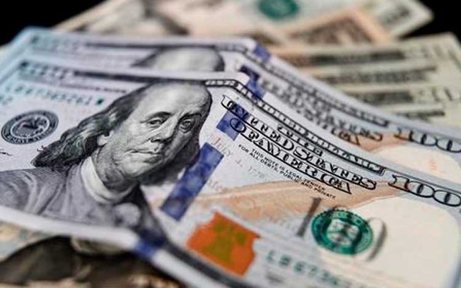 Leia mais sobre o artigo Dólar inicia ano em forte alta e fecha a R$ 5,26; Bolsa recua 0,13%