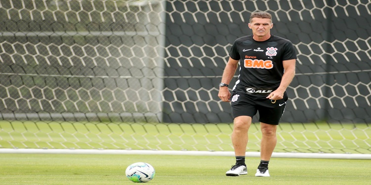 Leia mais sobre o artigo Mancini comanda treino técnico e tático do Corinthians