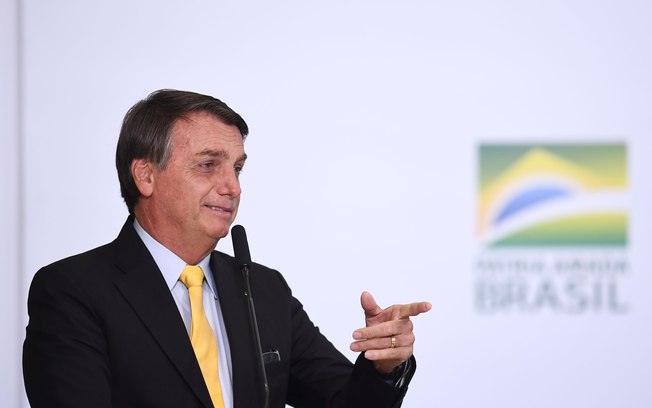 Leia mais sobre o artigo Bolsonaro ironiza extensão do auxílio: ‘Se pagar R$ 5 mil, ninguém trabalha’