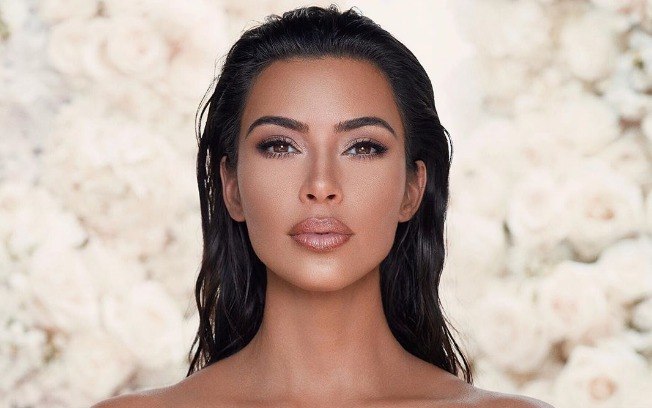 Leia mais sobre o artigo Em meio a crise na relação, Kim Kardashian participa de estudos bíblicos