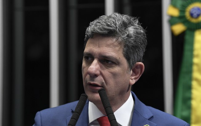 Leia mais sobre o artigo Líder do PT no Senado diz que não pode escolher candidato opositor a Bolsonaro