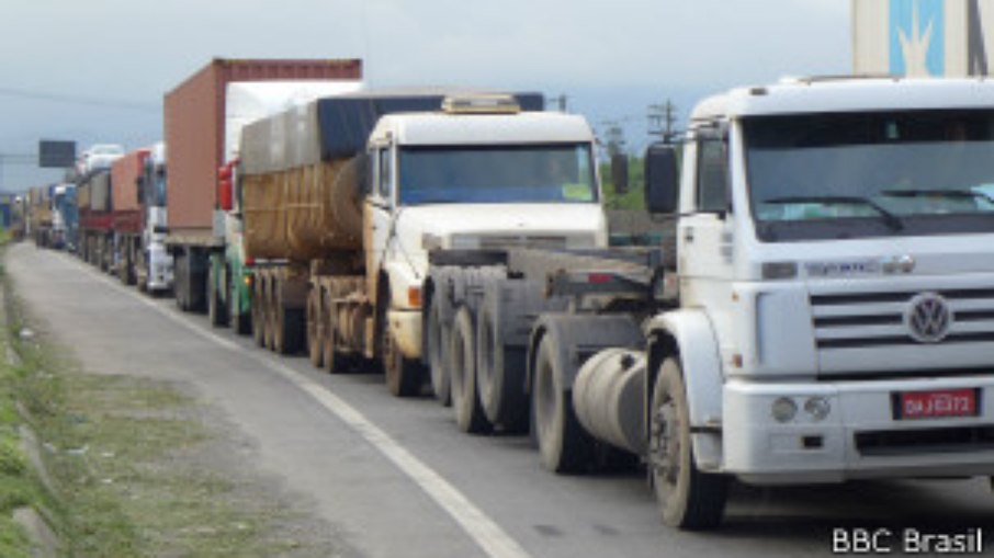 Leia mais sobre o artigo Governo não abrirá mão de multa pesada se caminhoneiro em greve fechar estrada