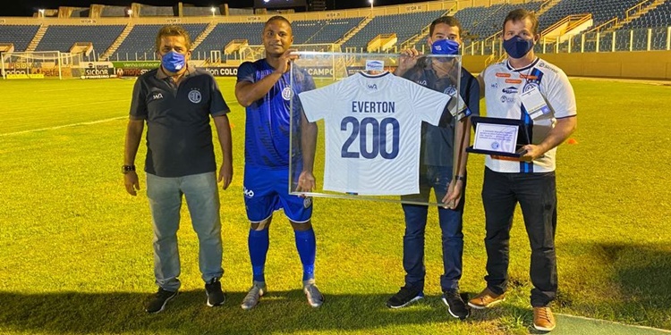 Leia mais sobre o artigo Everton recebe homenagem por 200 jogos pelo Confiança