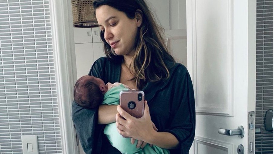 Leia mais sobre o artigo Nathalia Dill publica foto com filha recém-nascida: “muito amor”