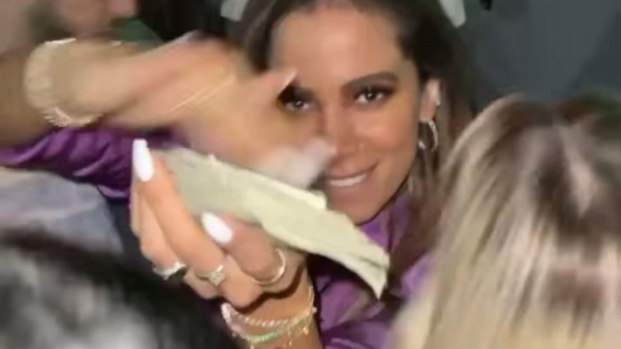 Leia mais sobre o artigo Anitta joga dinheiro para o alto em balada nos EUA e fãs reagem: “Fútil”