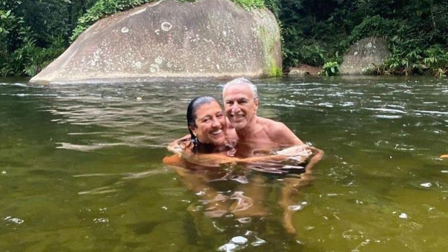 Leia mais sobre o artigo Caetano Veloso fura isolamento para curtir cachoeira com Regina Casé