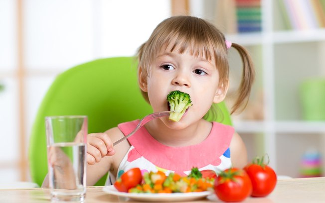 Leia mais sobre o artigo Alimentação para crianças: dicas para ensinar seu filho a comer saudável