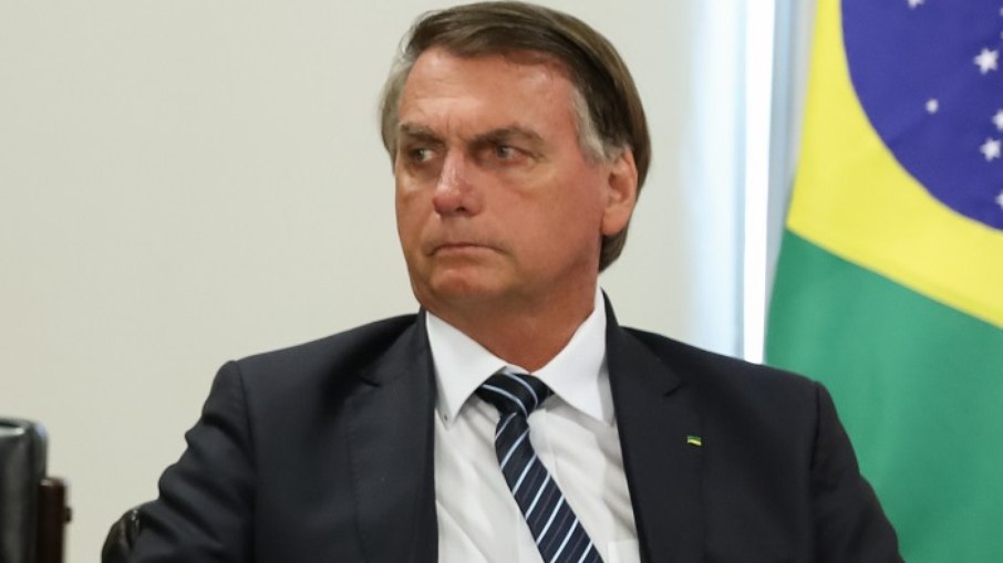 Leia mais sobre o artigo Bolsonaro é atacado na web por falar de recapeamento: “cadê vacina?”