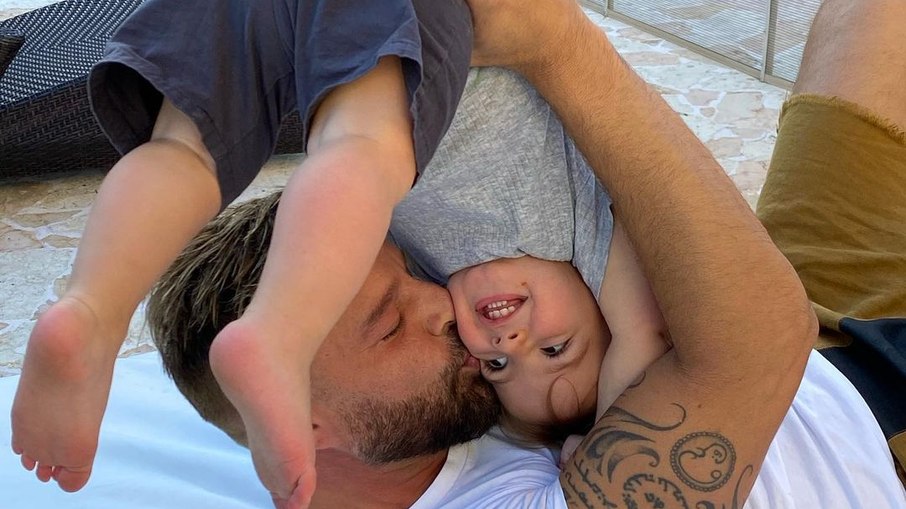 Leia mais sobre o artigo Ricky Martin posa com o filho caçula e se declara: “Faça o que quiser comigo”