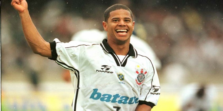 Leia mais sobre o artigo Há 27 anos, Marcelinho Carioca estreava pelo Corinthians