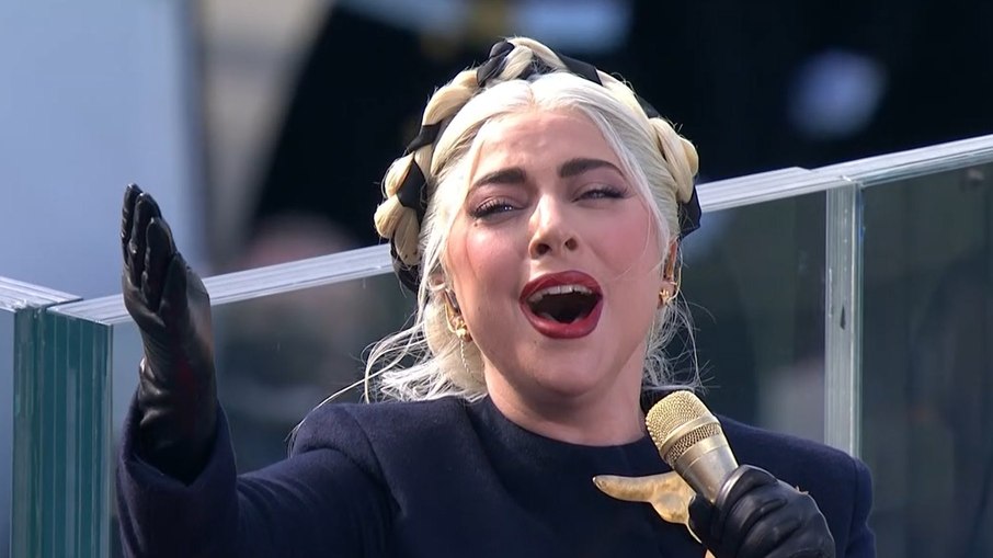 Leia mais sobre o artigo Após fazer oposição a Trump, Lady Gaga canta hino na posse de Joe Biden