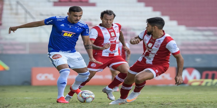 Leia mais sobre o artigo Com um atleta a menos, Cruzeiro atua na defesa e partida entre Náutico termina sem gols