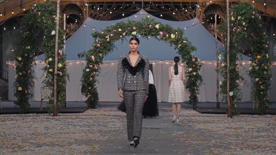 Leia mais sobre o artigo Modelo brasileira é destaque do desfile da Chanel