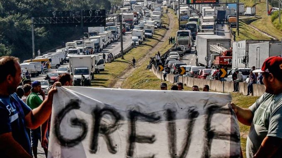 Leia mais sobre o artigo Para evitar greve de caminhoneiros, Bolsonaro promete reduzir impostos