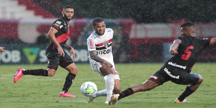 Leia mais sobre o artigo Atlético GO não dá chances e derrota o São Paulo