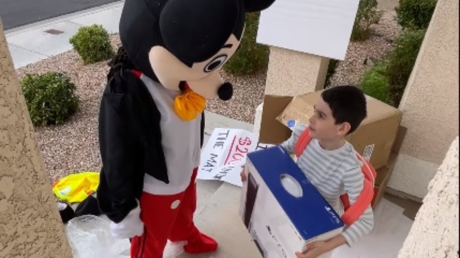 Leia mais sobre o artigo Entregadora se veste de Mickey para presentear criança