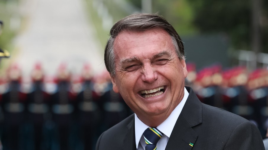 Leia mais sobre o artigo Após vitória de Lira, Bolsonaro volta a falar de redução de pena policial e arma