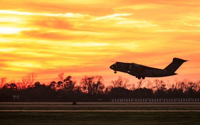 Leia mais sobre o artigo KC-390 da FAB realiza lançamento de paraquedistas em conjunto com a Força Aérea Americana