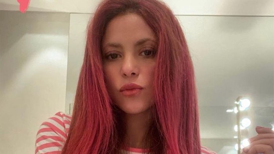 Leia mais sobre o artigo Mudança radical! Shakira pinta cabelo de rosa igual usava nos anos 90