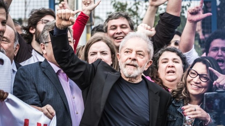 Leia mais sobre o artigo No auge da crise, Lava Jato descartou prisão para não tornar Lula “mártir vivo”