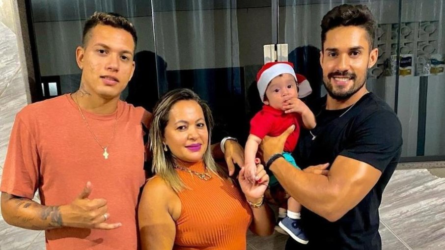 Leia mais sobre o artigo BBB 21: Arcrebiano se afasta de Karol Conká e mãe do brother celebra