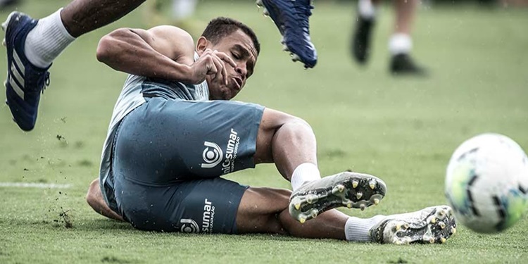 Leia mais sobre o artigo Sandry do Santos retorna após suspensão e diz estar ansioso para entrar em campo