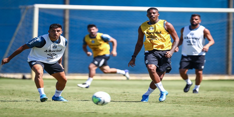 Leia mais sobre o artigo Grêmio faz treino técnico em mais uma sessão de olho no CAP