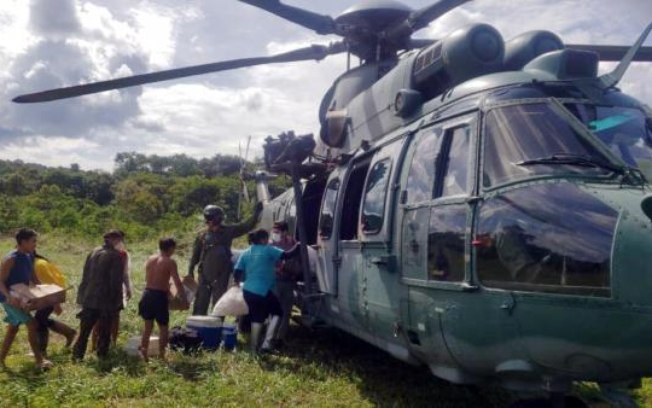 Leia mais sobre o artigo Por meio de helicópteros da FAB, vacinas são levadas a aldeias Yanomami