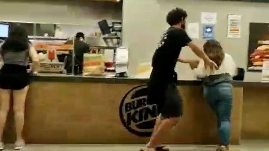 Leia mais sobre o artigo Funcionárias do Burger King são agredidas por clientes em SP; assista